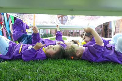 Niños pintando inteligencia espacial en Centro Infantil Gardner Mini Academy en Conocoto Valle de los Chillos