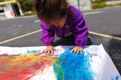 Niño alegre pintando en Centro Infantil Gardner Mini Academy en Quito Valle de los Chillos